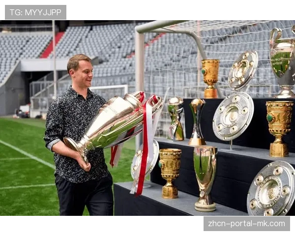 诺伊尔完成德甲生涯第500次出场，获颁纪念奖盘