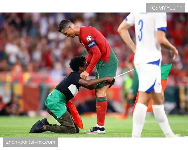 塞维利亚训练课重点演练边中结合,恩内斯里加练头球攻门 塞维利亚训练课重点演练边中结合,恩内斯里加练头球攻门