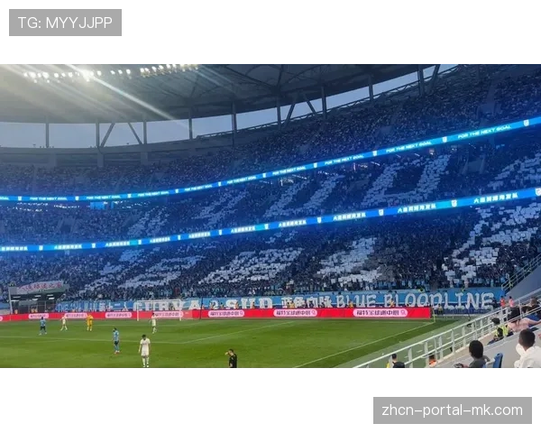 赛场瞬间:克莱蒙主场球迷用巨大TIFO致敬即将退役的队长。