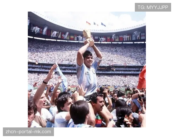 颁奖仪式,梅西身披黑纱捧起大力神杯,致敬马拉多纳 颁奖仪式,梅西身披黑纱捧起大力神杯,致敬马拉多纳